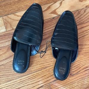 NWOT Black Faux Snakeskin Slides 🪩